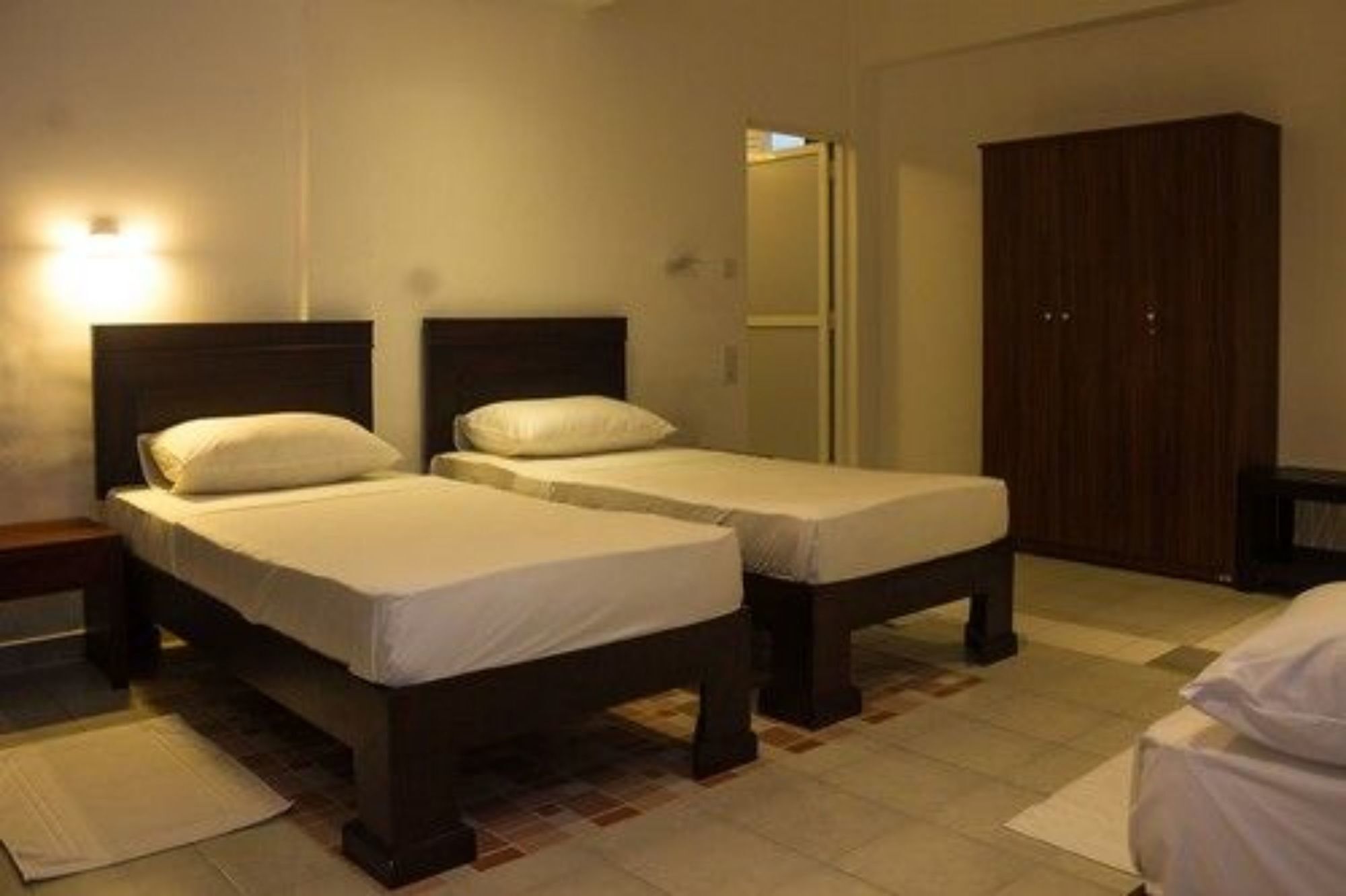Lucky Seven Beach Resort ヒッカドゥワ エクステリア 写真